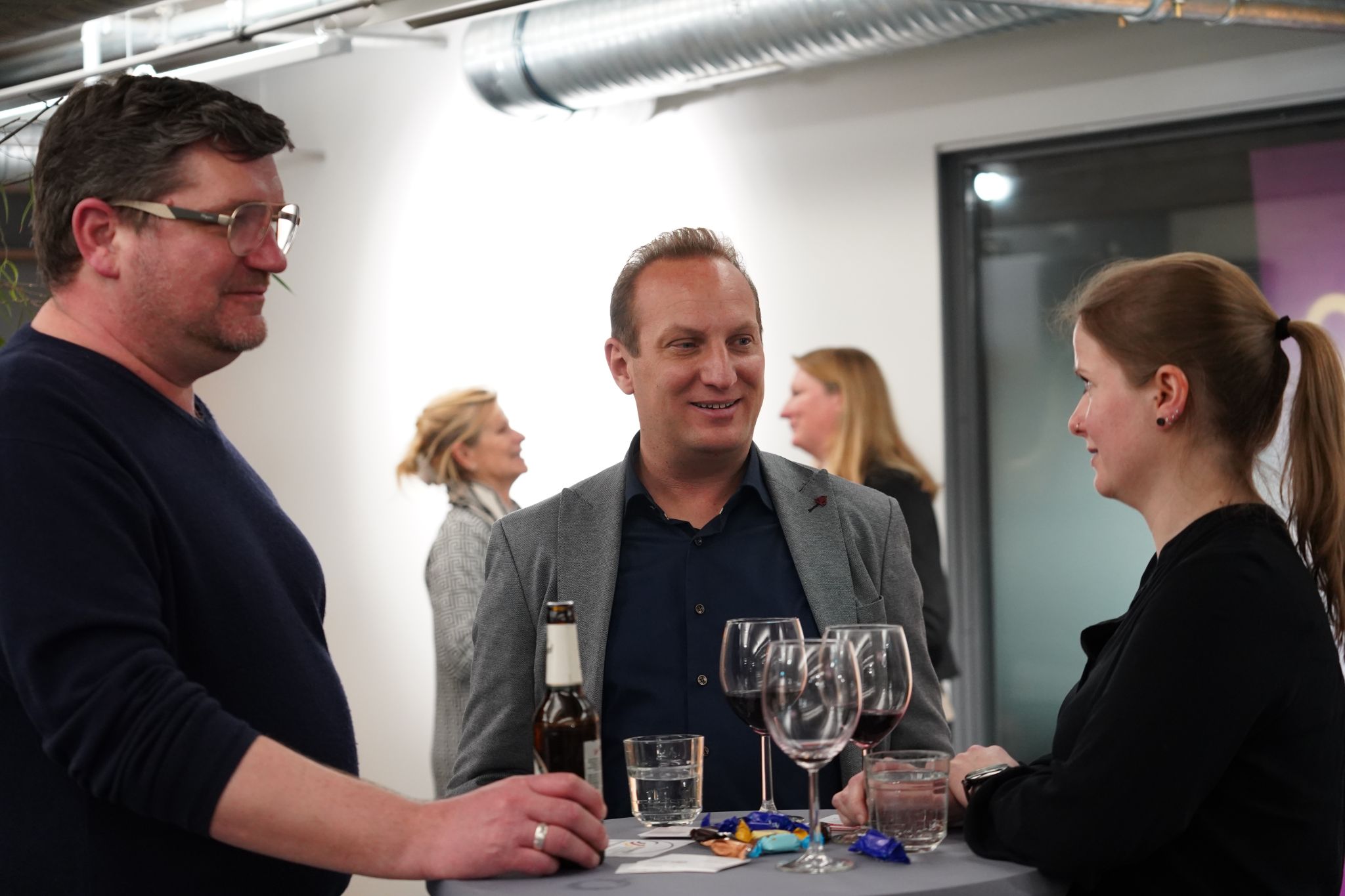 Persönliches Gespräch auf einem frag.hugo Event